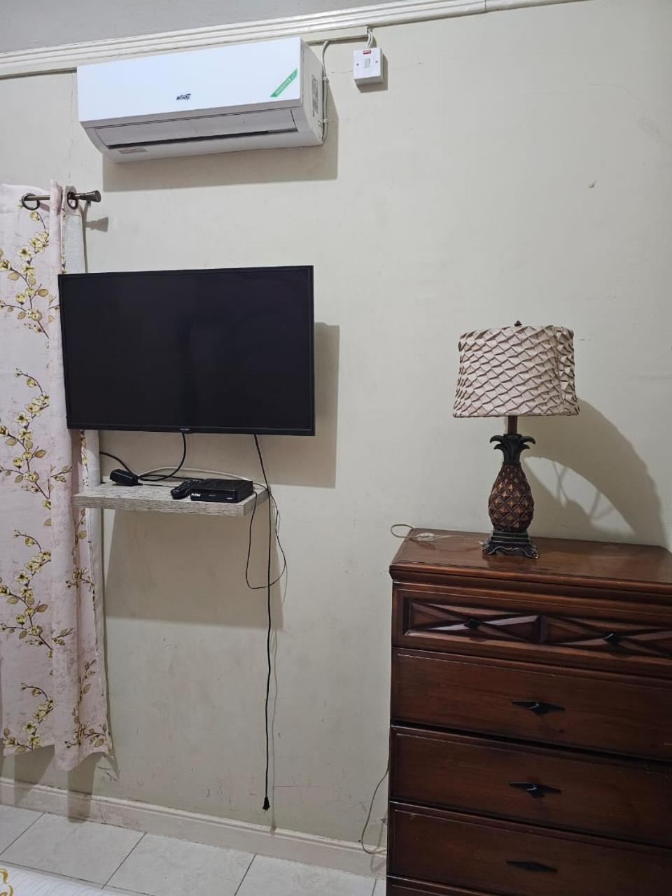 #1 Jacaranda Vacation Home Spanish Town Екстер'єр фото