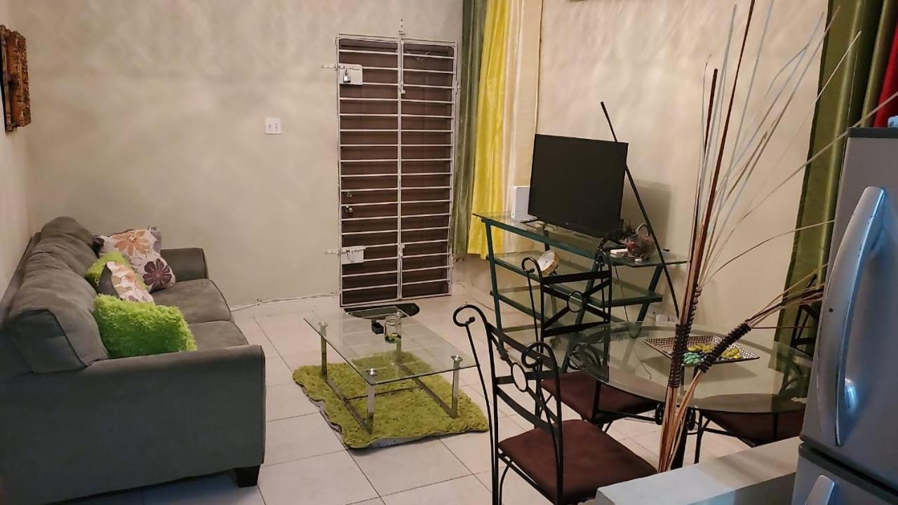 #1 Jacaranda Vacation Home Spanish Town Екстер'єр фото