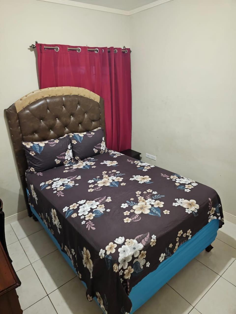 #1 Jacaranda Vacation Home Spanish Town Екстер'єр фото